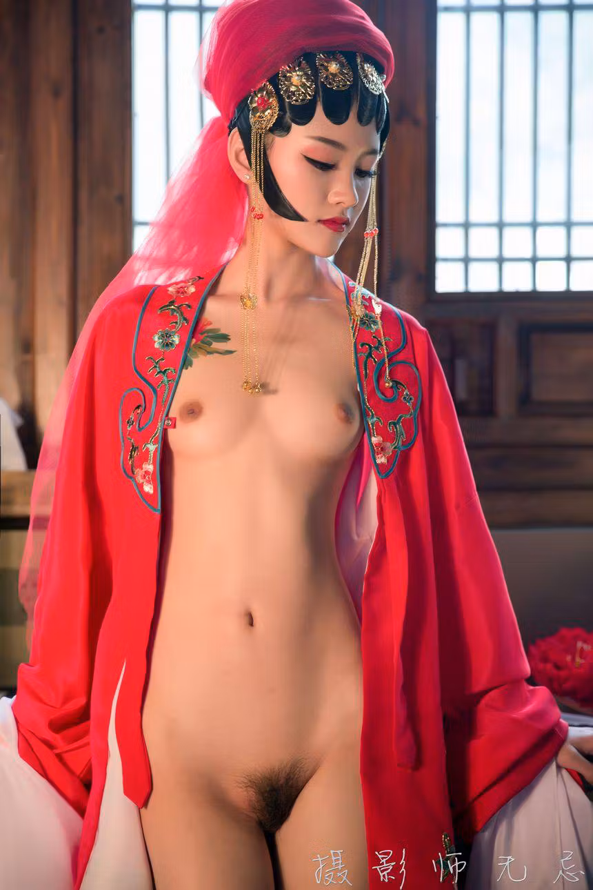 带有独特古典全裸反差魅惑的露出照